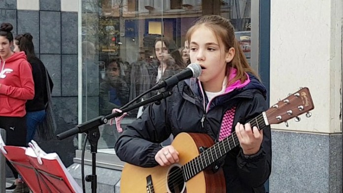 Βάζει κάτω και την Adele– Την ανακάλυψαν να τραγουδά στους δρόμους του Δουβλίνου-VIDEO