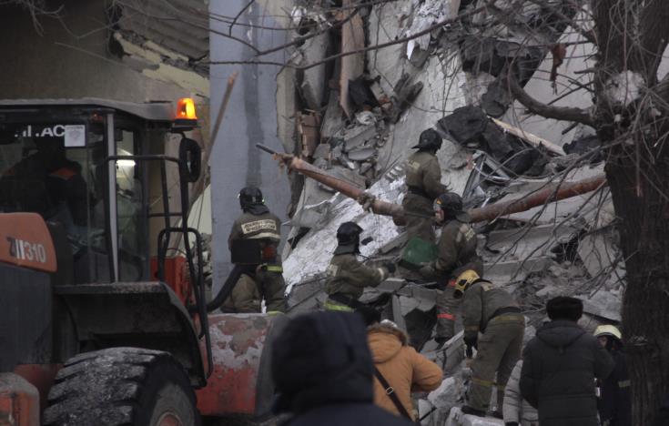 Τρεις οι νεκροί, αγνοούνται 79 από την κατάρρευση πολυκατοικίας στη Ρωσία 