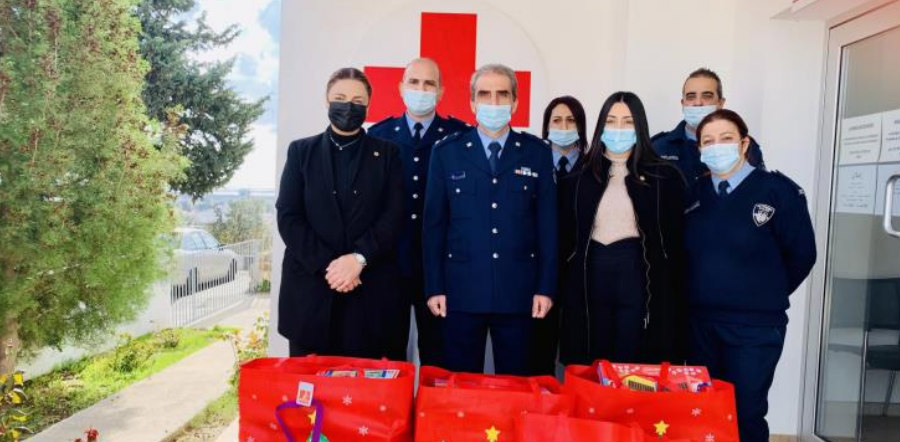 Ερυθρός Σταυρός Πάφου: Προσφέρει χέρι βοηθείας σε οικογένειες με ανάγκη - Τα παιδιά δέχονται δώρα από την Αστυνομία
