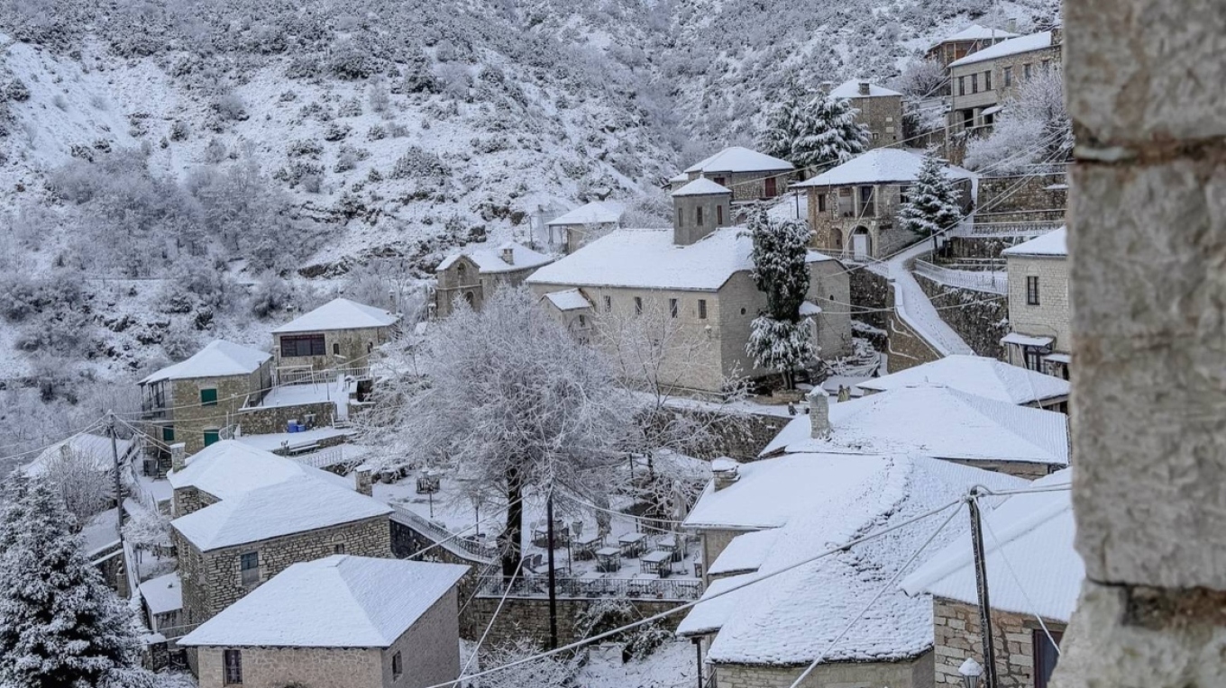 Χριστούγεννα στα λευκά κάνει η βόρεια Ελλάδα - Αντιολισθητικές αλυσίδες σε μέρος της Ημαθίας