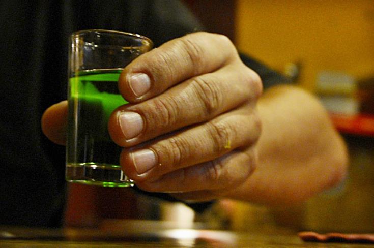 Τους 98 έφτασαν οι νεκροί από την κατανάλωση νοθευμένου αλκοόλ στην Ινδία 