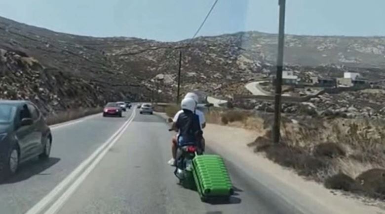 Δικάβαλο viral στη Μύκονο: Οδηγούσε σκούτερ και έσερνε βαλίτσα με ροδάκια - Δείτε βίντεο
