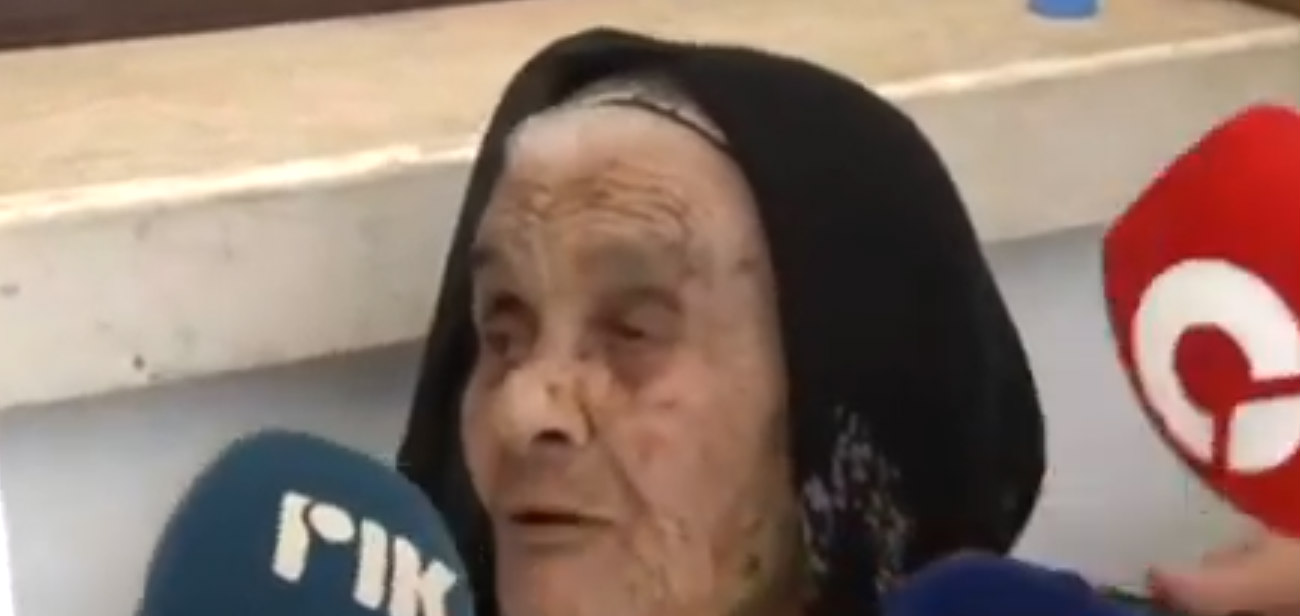 Αυτή είναι η γηραιότερη ψηφοφόρος του νησιού – Βίντεο από την στιγμή που ασκεί το εκλογικό της δικαίωμα 