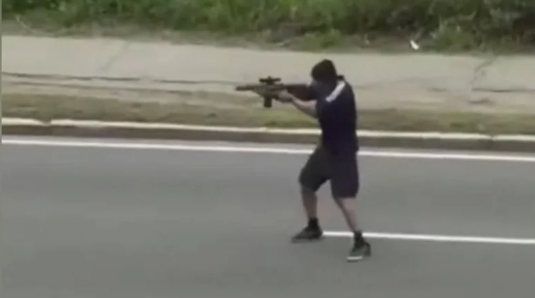 Video: Άνδρας στις ΗΠΑ πυροβόλησε με αυτόματο 12 διερχόμενα αυτοκίνητα - Δύο τραυματίες σε σοβαρή κατάσταση