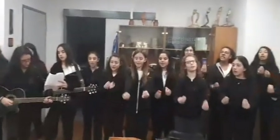 ΚΥΠΡΟΣ: Μια διαφορετική νότα Χριστουγέννων - Παιδιά γυμνασίου τραγούδησαν τα κάλαντα στην νοηματική