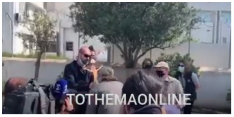 Η στιγμή που προσκυνούσαν τον Σταυρό έξω απο το ΡΙΚ - Βίντεο απο την διαμαρτυρία για το El Diablo