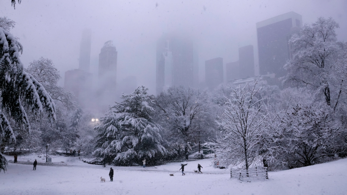 Μαγευτικές εικόνες από τη χιονισμένη Νέα Υόρκη: Στα λευκά και το Central Park με εκατοντάδες κόσμου - Δείτε βίντεο