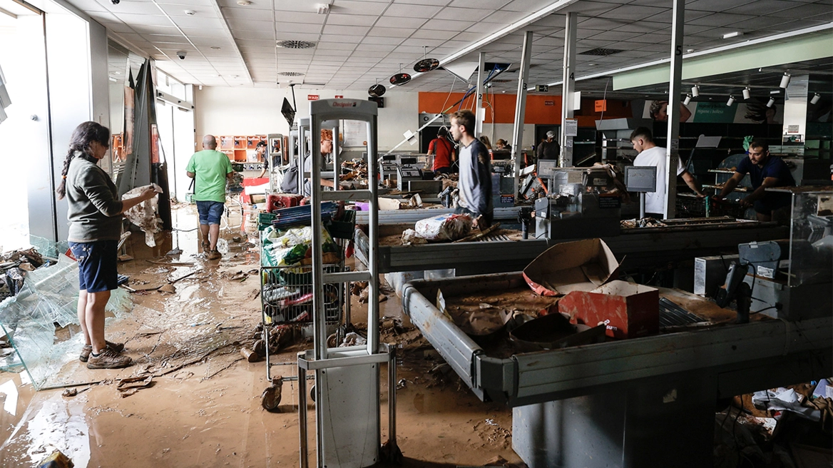 Μάχη επιβίωσης στη Βαλένθια - Ψάχνουν τρόφιμα στα πλημμυρισμένα σούπερ μάρκετ οι κάτοικοι - Στους 158 οι νεκροί