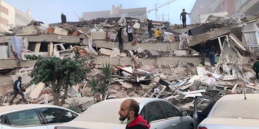 ΣΜΥΡΝΗ: Νεκροί και εκατοντάδες τραυματίες από το σεισμό - Κατέρρευσαν δεκάδες κτήρια