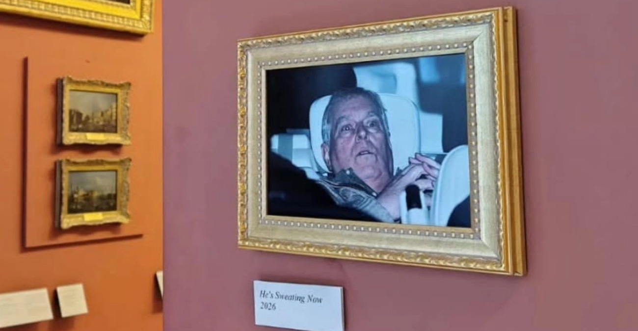 Νέα ντροπή για τον έκπτωτο πρίγκιπα Άντριου: Ακτιβιστές κρέμασαν στο Λούβρο την φωτογραφία από τη σύλληψή του - Δείτε βίντεο