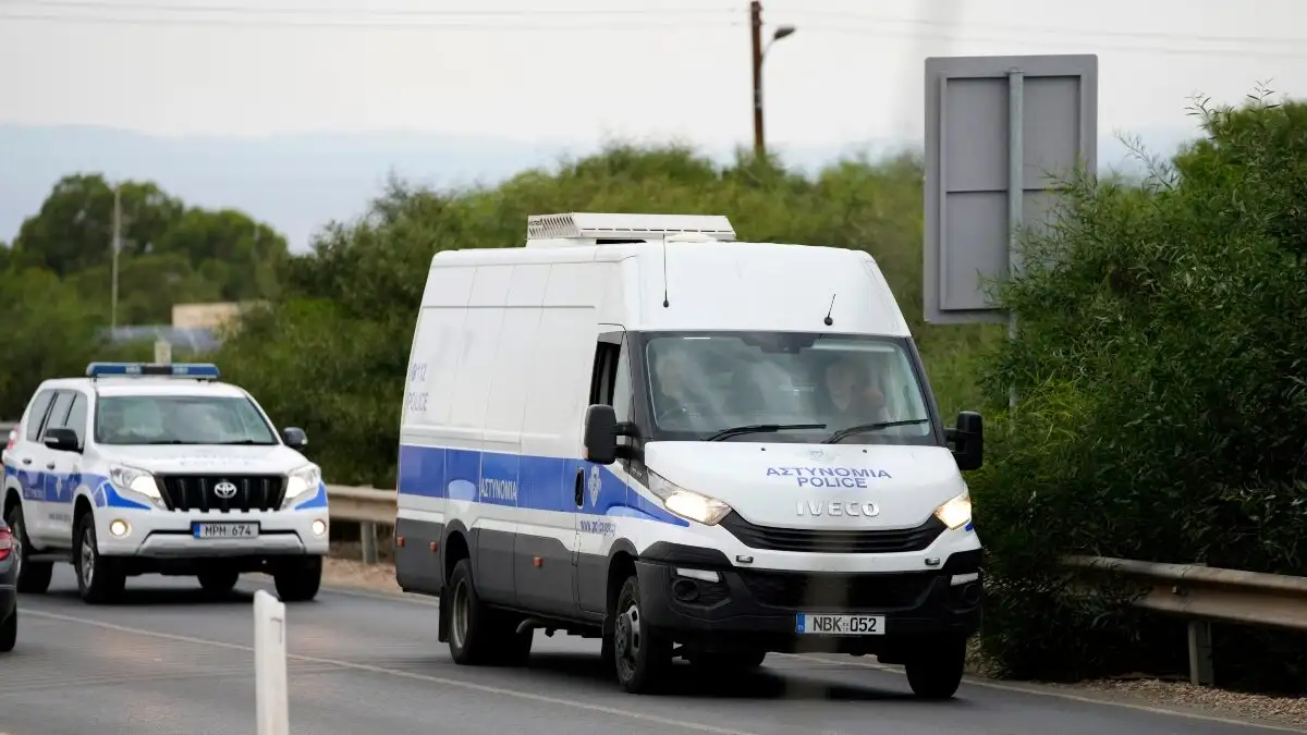 Πρωτοφανές περιστατικό: Πολίτης βρέθηκε «κατά λάθος» σε… κλούβα της Αστυνομίας μαζί με κρατούμενους - Ζητήθηκε έκθεση γεγονότων