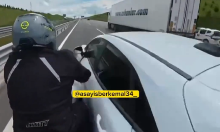VIDEO: Τρομακτικό τροχαίο στον αυτοκινητόδρομο - Οδηγός άλλαξε λωρίδα και γκρέμισε μηχανή στην Τουρκία
