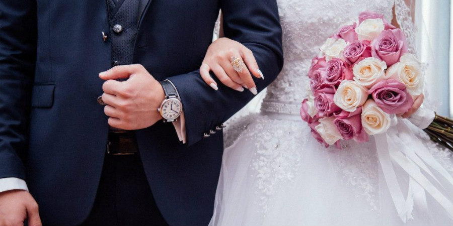Χαμός σε γλέντι γάμου στην Ελλάδα - Πεθερά «έπιασε» τη νύφη «στα πράσα» με τον εραστή της
