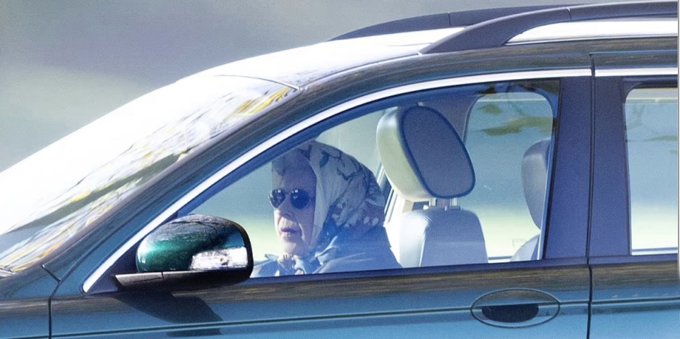 Η Βασίλισσα Ελισάβετ είναι καλά και βγήκε βόλτα οδηγώντας η ίδια το αυτοκίνητό της