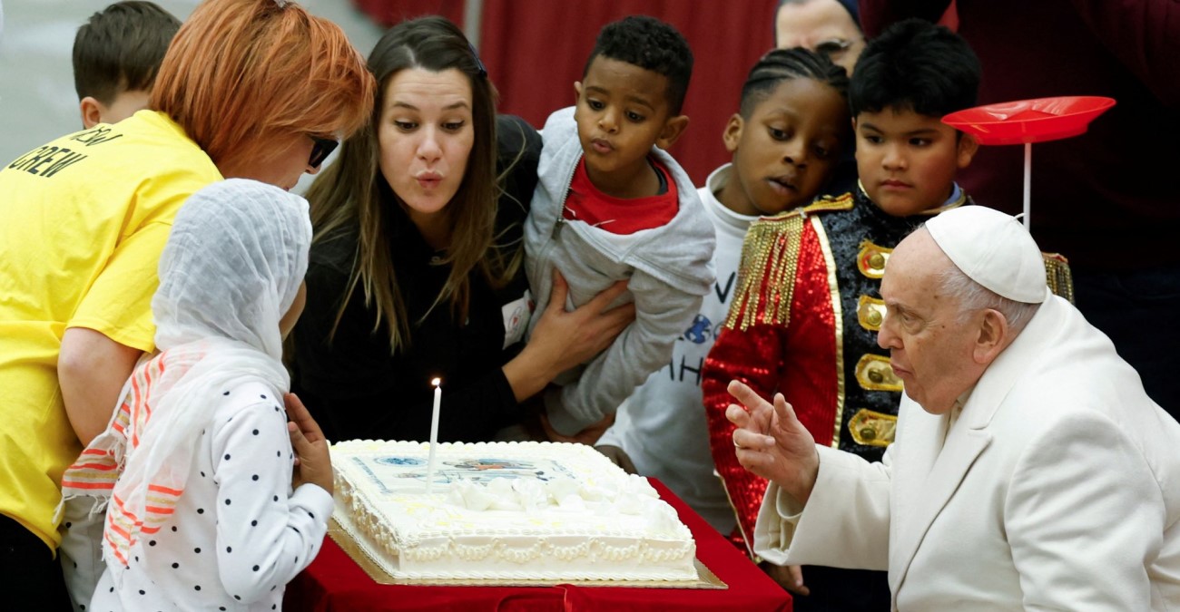 Bατικανό: Τα 87 «έκλεισε» ο πάπας Φραγκίσκος – Γιόρτασε τα γενέθλιά του με παιδάκια