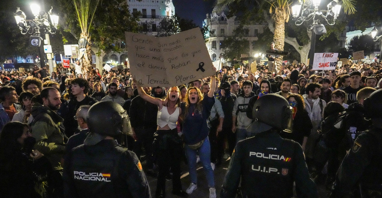 Καζάνι που βράζει η Βαλένθια - Συνεχίζονται οι διαδηλώσεις, χιλιάδες κάτοικοι ζητούν παραιτήσεις μετά τις φονικές πλημμύρες