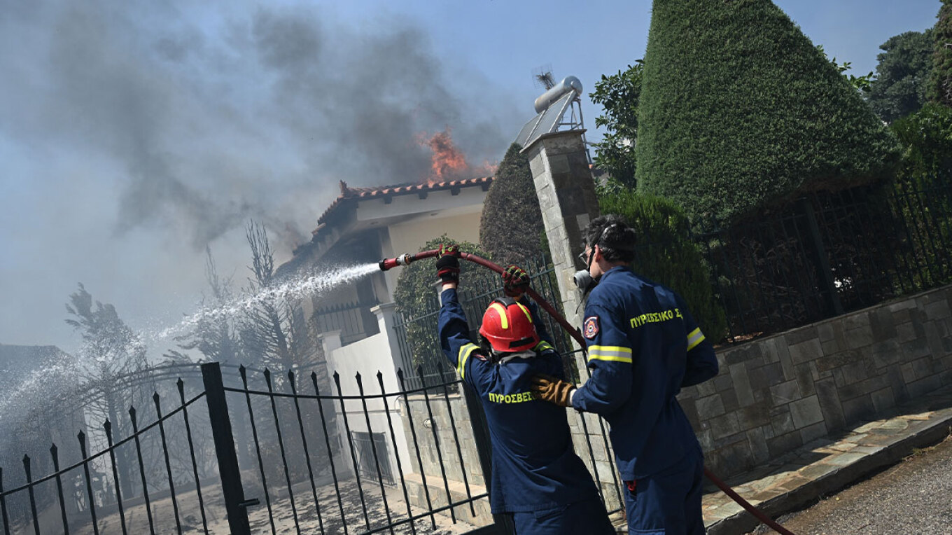 Σε ύφεση η πυρκαγιά στην Παλαιά Φώκαια – Μάχη για πλήρη έλεγχο