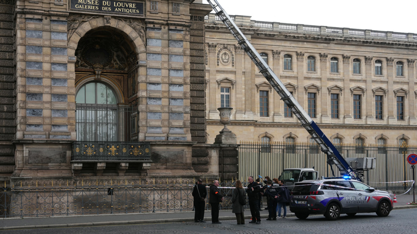 Άφαντα τα κοσμήματα από τη ληστεία στο Λούβρο - Ο μοτοσικλετιστής και οι συνεργάτες του, όσα έχουν γίνει γνωστά