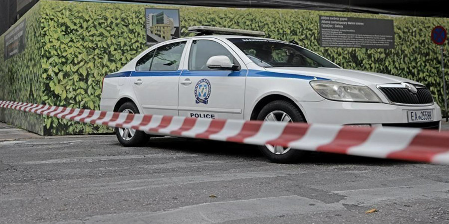Ελλάδα: Κλείδωσαν τα παιδιά τους στο αυτοκίνητο για να φάνε σουβλάκια - Τα έβγαλαν ημιλιπόθυμα λόγω ζέστης οι αστυνομικοί