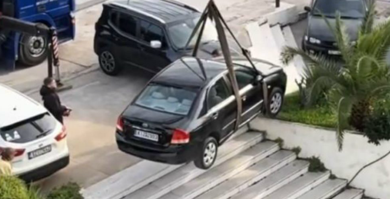 Το παρκάρισμα της χρονιάς έγινε στην Κηφισίας -Έγινε viral το αυτοκίνητο που σήκωσαν με ιμάντες - Δείτε βίντεο