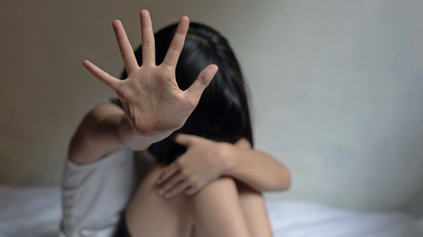 Φρίκη στην Ελλάδα: 50χρονος κατηγορείται ότι παρενοχλούσε σεξουαλικά την 11χρονη κόρη της συντρόφου του