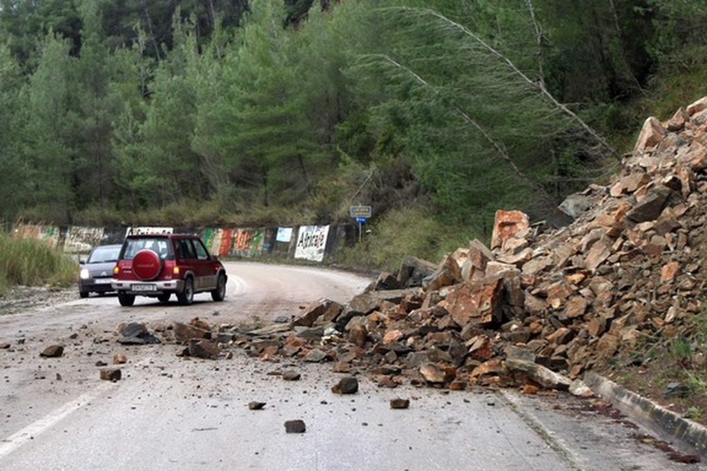Οδηγοί Προσοχή: Επικίνδυνος δρόμος λόγω κατολισθήσεων βράχων και όγκων χώματος στην Επ. Λευκωσίας