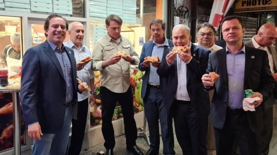 Ζαΐχ Μπολσονάρου: «Έφαγε πόρτα» κι έφαγε πίτσα σε πεζοδρόμιο του Μανχάταν ο ανεμβολίαστος Βραζιλιάνος πρόεδρος 