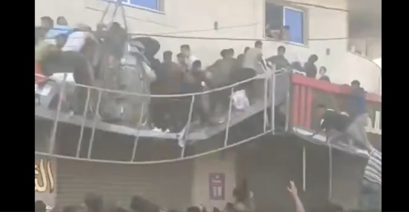ΒΙΝΤΕΟ: Μπαλκόνι καταρρέει από το πλήθος Παλαιστινίων που έτρεξαν να πάρουν ανθρωπιστική βοήθεια στη Γάζα