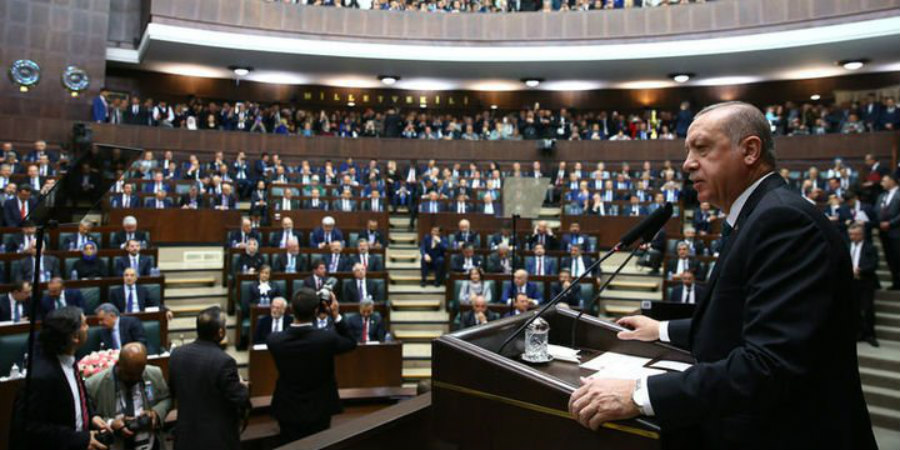 O Ερντογάν μιλά κι ο βουλευτής του παίζει Candy Crush - ΦΩΤΟΓΡΑΦΙΑ