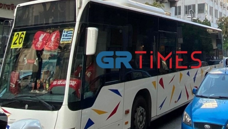 Λεωφορείο στη Θεσσαλονίκη μετατράπηκε σε «μπουτίκ» της Λίβερπουλ - Δείτε φωτογραφίες 