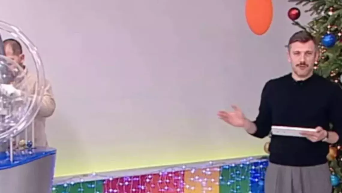 Απίστευτο σκηνικό: Κόλλησε η κληρωτίδα για τους αριθμούς του Λόττο – Αμηχανία στο στούντιο, δείτε βίντεο 