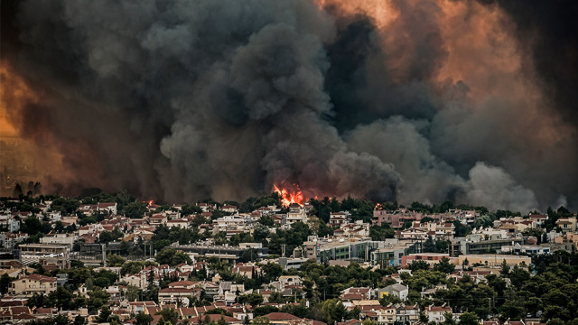Μεγάλη φωτιά: Σε Θρακομακεδόνες, Τατόι και Ολυμπιακό Χωριό η πυρκαγιά - Δείτε live