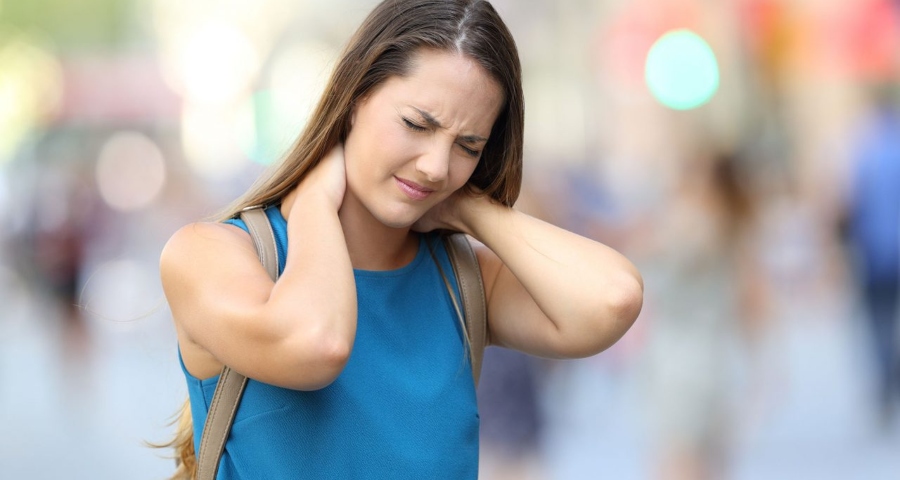 Πόνος στον αυχένα: Έξι λάθος κινήσεις που τον προκαλούν – Τι να κάνετε