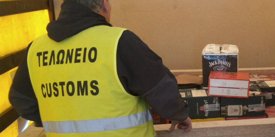 Τον «τσάκωσαν» με 80 λίτρα βενζίνης από τα κατεχόμενα - Χειροπέδες σε δύο πρόσωπα για παράνομα τσιγάρα - Φωτογραφίες