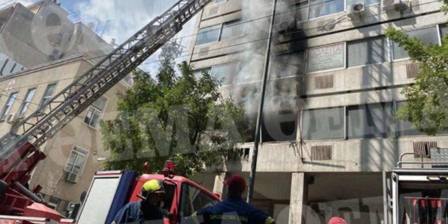 Υπό έλεγχο η φωτιά σε κτίριο στο κέντρο της Αθήνας - Απεγκλώβισαν άτομα από τους ορόφους - BINTEO