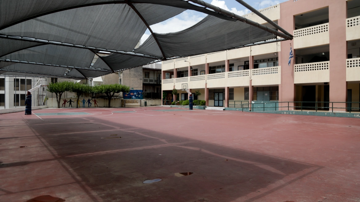 Αναστάτωση σε σχολείο στου Ρέντη: 85χρονος απείλησε με αεροβόλο μαθητές επειδή τον ενοχλούσαν