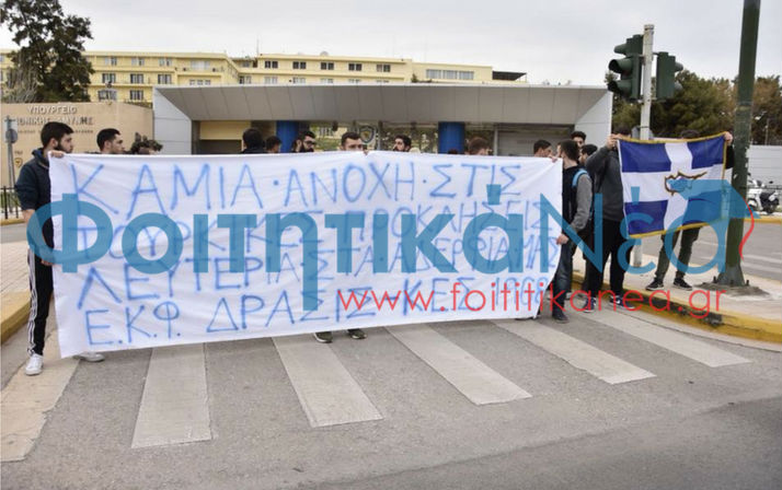 Έξω από το Υπουργείο Άμυνας Κύπριοι φοιτητές – Στο πλευρό των δυο στρατιωτικών - ΦΩΤΟΓΡΑΦΙΑ 