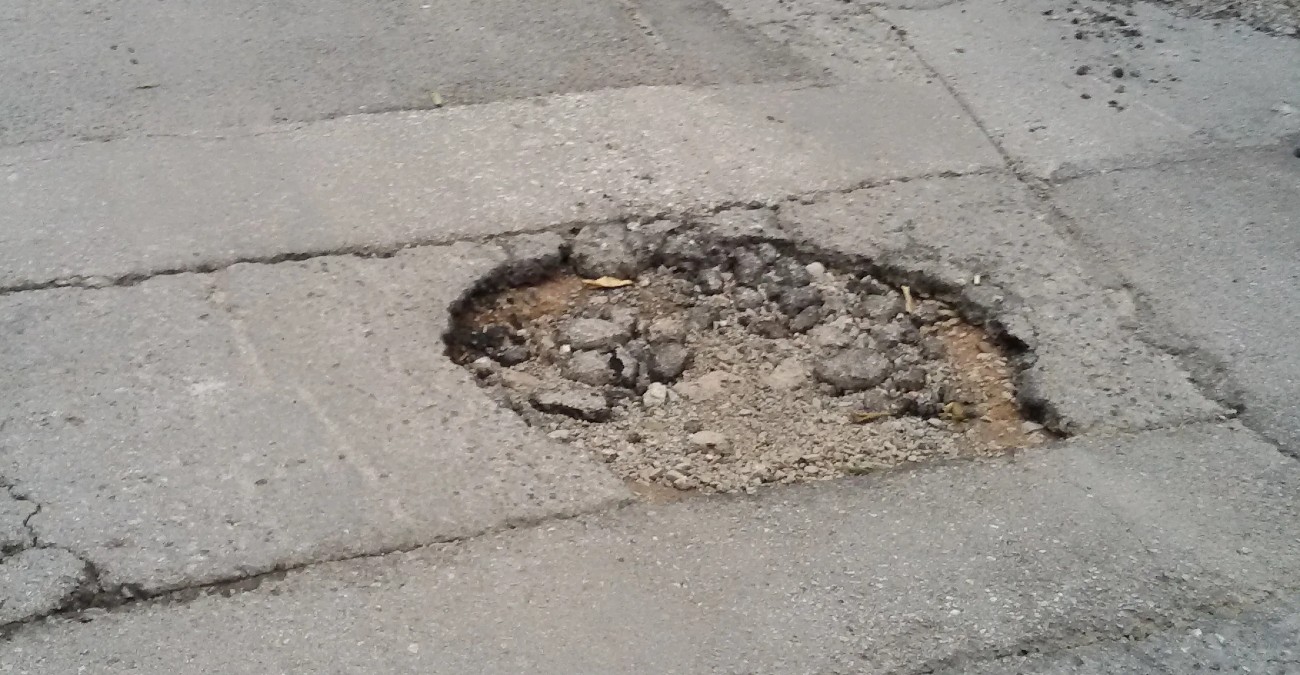 Απίστευτη καταγγελία: Λακκούβα κλείνει δύο χρόνια ζωής -  «Ακόμα περιμένουμε να κλείσει - Υπάρχουν αρμόδιοι;» - Δείτε φωτογραφία