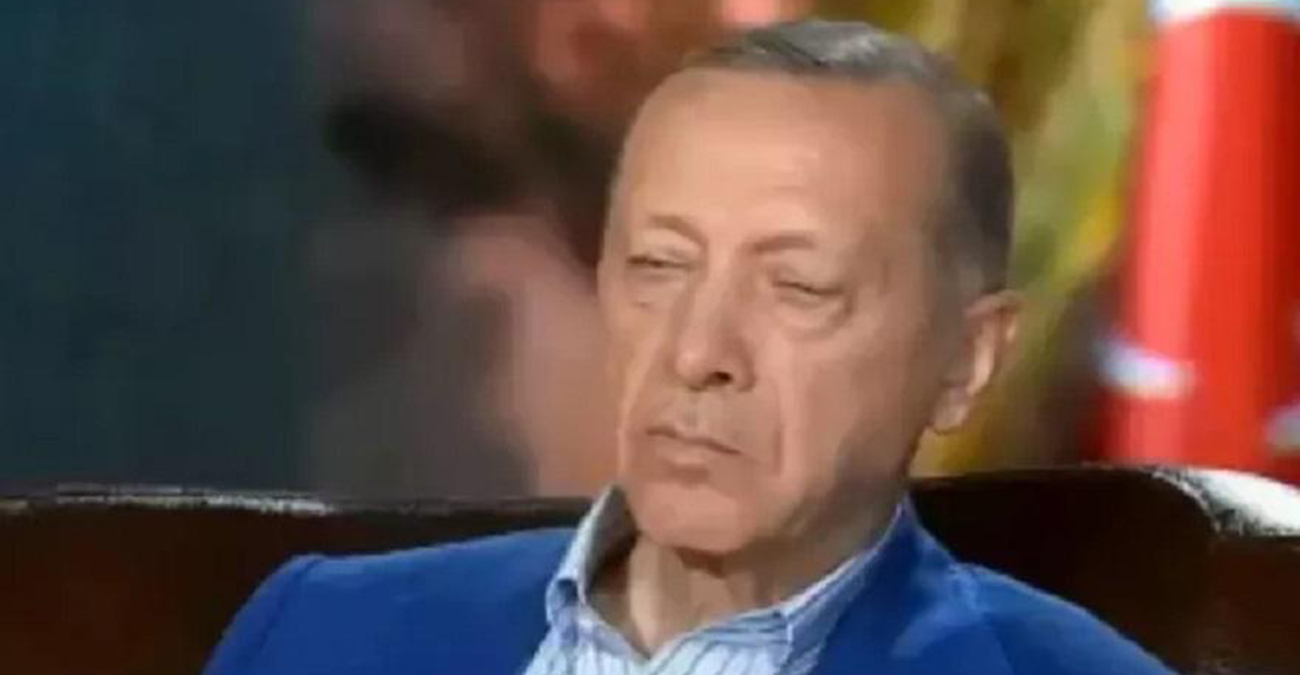 Ο Ερντογάν... αποκοιμήθηκε σε διακαναλική συνέντευξη - Δείτε το απίστευτο βίντεο 