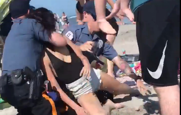 ΗΠΑ: Ξυλοδαρμός κοπέλας στην παραλία από αστυνομικό- VIDEO