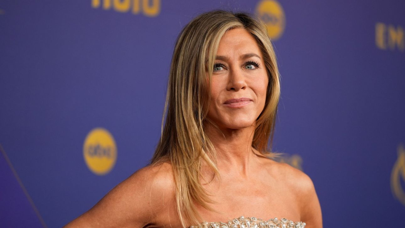 Η Τζένιφερ Άνιστον το έριξε στην... κομμωτική - Το αστείο βίντεο με τον Τζέισον Μπέιτμαν, «δεν έκανε τίποτα»