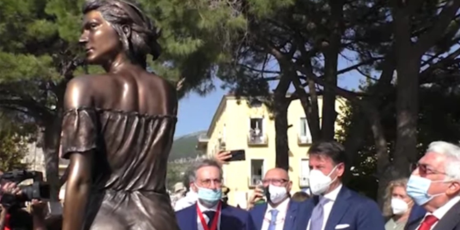 Σάλος και οργή για το άγαλμα γυναίκας με διαφανές φόρεμα στην Ιταλία