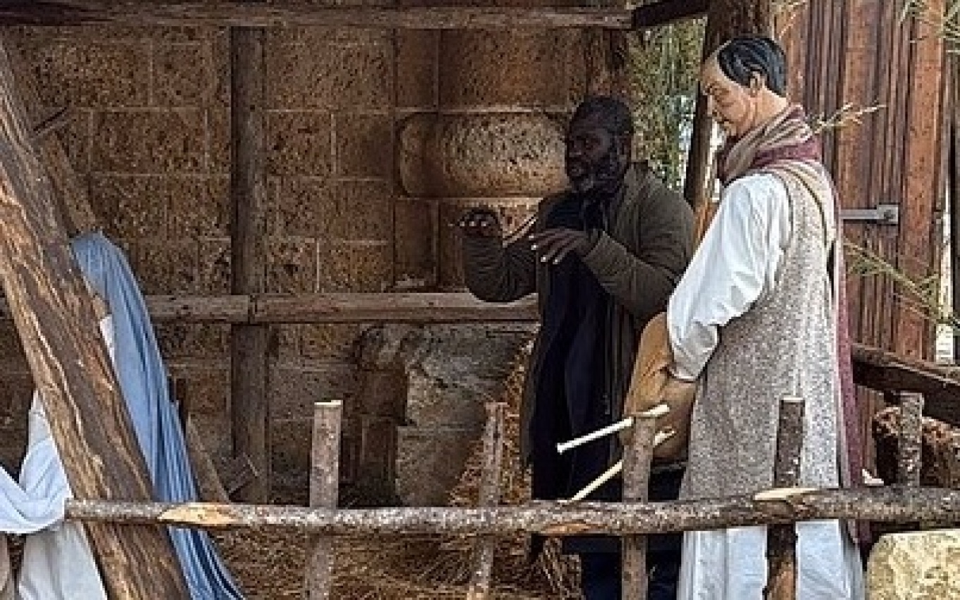 Επική φωτογραφία: Δείτε πώς προσπάθησε να κρυφτεί σε φάτνη Αφρικανός που επιτέθηκε σε δημόσιο υπάλληλο