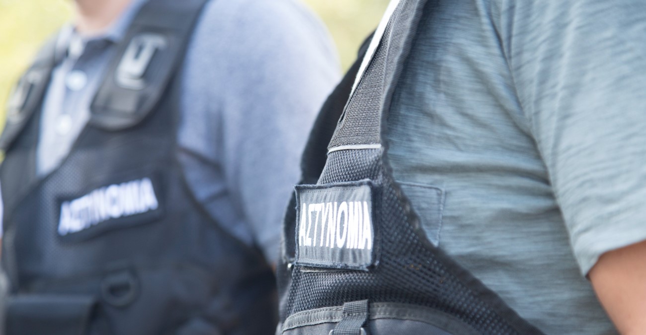Χειροπέδες σε αστυνομικό – Εναντίον του καταγγελία για άσεμνη επίθεση – Οι πρώτες πληροφορίες