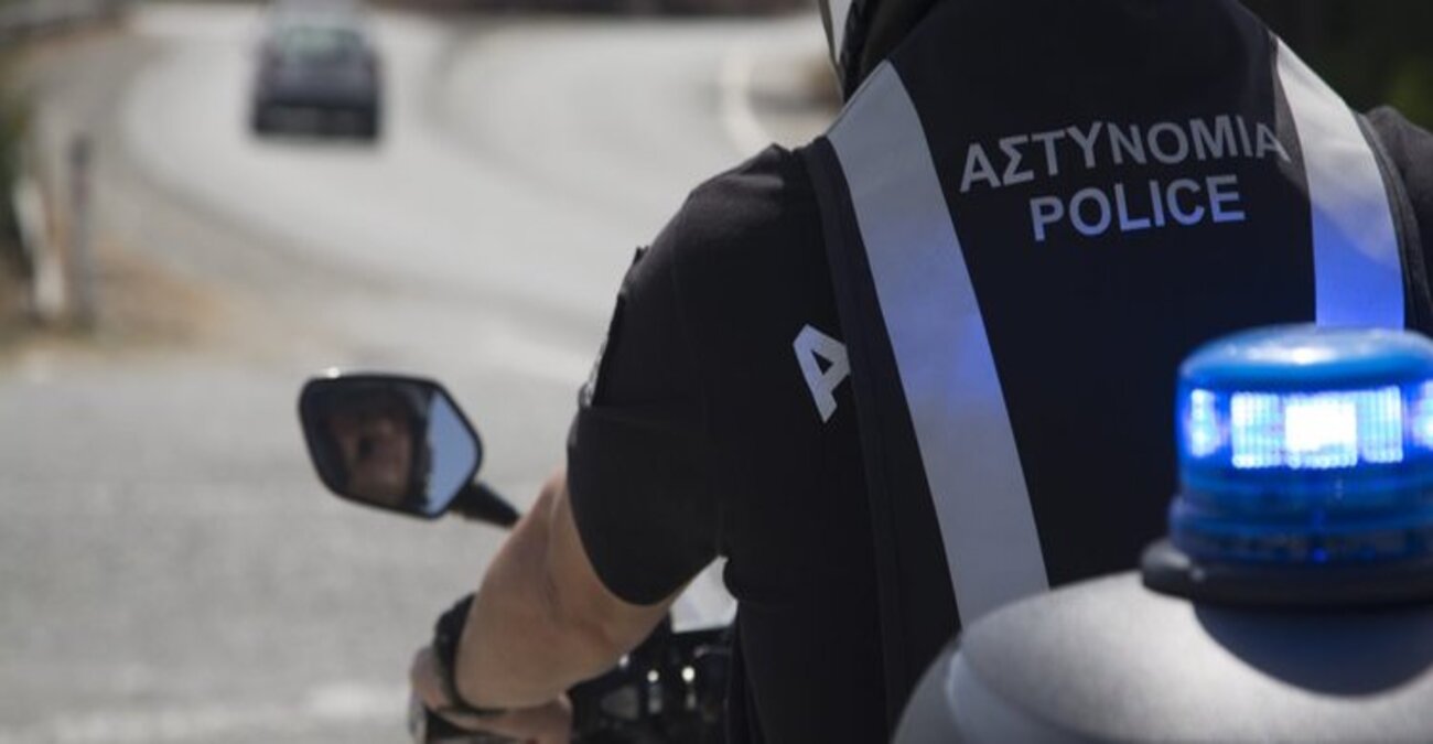 Περίεργο περιστατικό στη Λάρνακα: «Φόρτωσαν» αστυνομικό σε κλοπιμαίο όχημα και έφυγαν – Προηγήθηκε τροχαίο