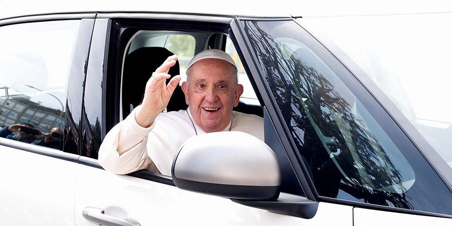 Πάπας Φραγκίσκος: «Είμαι ακόμη ζωντανός» - Πήρε εξιτήριο από το νοσοκομείο
