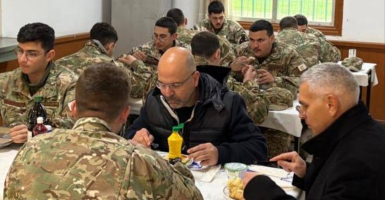 «Έφοδος» του Γενικού Ελεγκτή σε στρατόπεδα: Στο μικροσκόπιο το φαγητό των φαντάρων – Δείτε φωτογραφίες