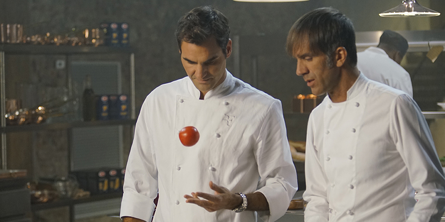 Ο Federer σπάει τα ρεκόρ μαγειρεύοντας μία διάσημη ιταλική συνταγή, με γεύση από Ελλάδα