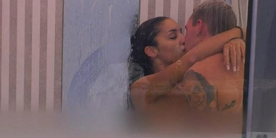 Big Brother: Ο Παναγιώτης και η Ανχελίτα ανταλλάσσουν καυτά φιλιά κάτω από τη ντουζιέρα - BINTEO