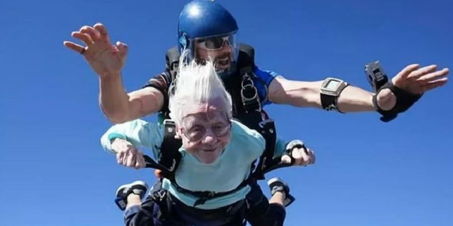 Ηλικιωμένη 104 χρονών έκανε... ελεύθερη πτώση από τα 4.100 μέτρα - «Ήταν υπέροχα από εκεί πάνω» - Δείτε βίντεο